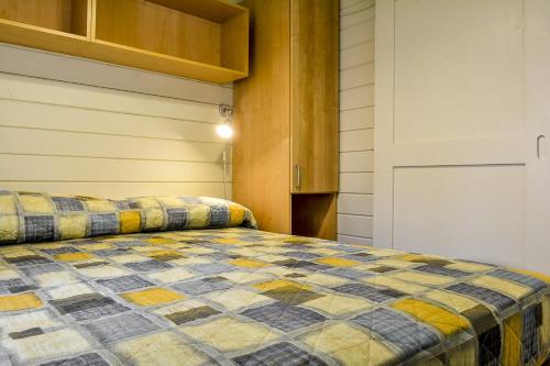 1 dormitorio con 1 cama en una habitación en Conero Azzurro, en Numana