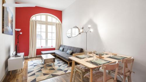 - un salon avec une table et un canapé dans l'établissement Le Kervegan, à Nantes