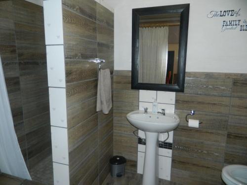a bathroom with a sink and a mirror at Aub Guesthouse - Mariental in Mariental