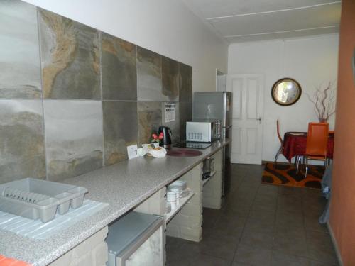 eine Küche mit einer Arbeitsplatte in einem Zimmer in der Unterkunft Aub Guesthouse - Mariental in Mariental