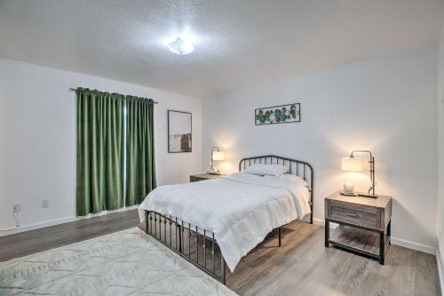 Postel nebo postele na pokoji v ubytování Pet-Friendly PNW Home, 1 Mi to Rockaway Beach