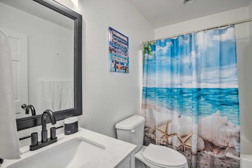 Koupelna v ubytování Pet-Friendly PNW Home, 1 Mi to Rockaway Beach