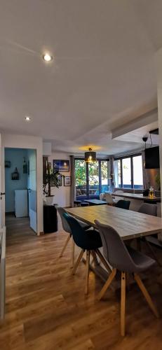 une salle à manger et une cuisine avec une table et des chaises dans l'établissement LE COQUET - Gare - Hyper centre - Parking - Wifi - Netflix - Disney+, à Annecy