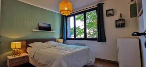 une chambre avec un lit et une fenêtre dans l'établissement LE COQUET - Gare - Hyper centre - Parking - Wifi - Netflix - Disney+, à Annecy