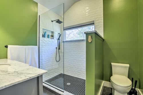 baño verde con aseo y ducha en Renovated Carrboro House with Deck and Fire Pit!, en Carrboro