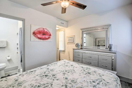 ein Schlafzimmer mit einem Bett und eine Kommode mit einem Spiegel in der Unterkunft Charming South Park Home Walk to Balboa Park in San Diego