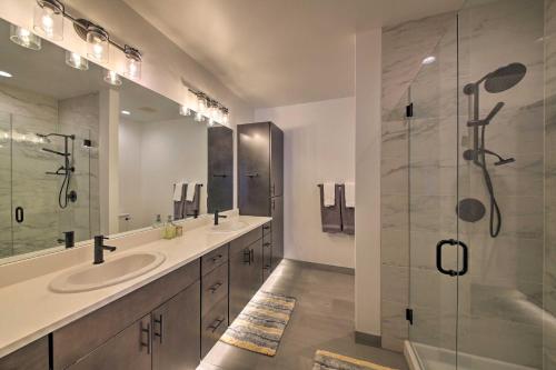 Ένα μπάνιο στο Elegant Priest Lake Townhome about 1 Mi From Lake