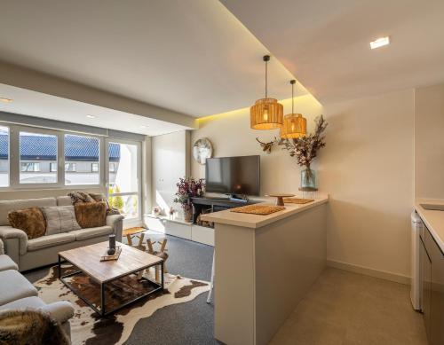 uma sala de estar com um sofá e uma mesa em Snow Home Apartment em Sierra Nevada