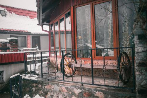 a carriage on a balcony of a house at Hanul Vanatorului in Gureni