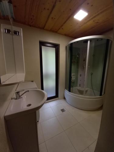 Ванна кімната в Котедж Гук