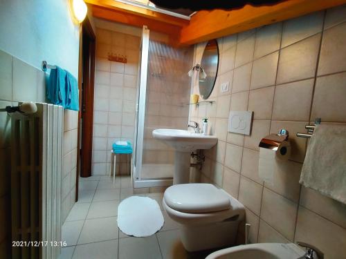 A bathroom at A un Passo dai Sassi