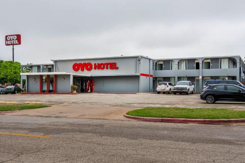 un hotel XO con coches estacionados en un estacionamiento en OYO Hotel Wichita Falls - Downtown en Wichita Falls