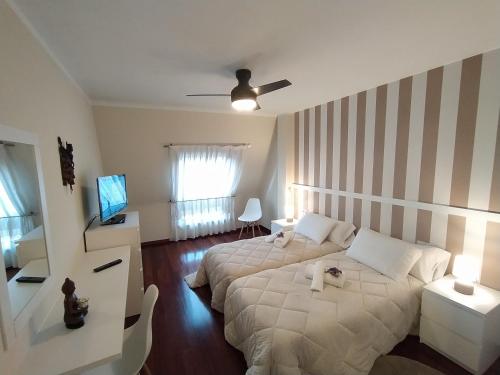カルダス・デ・レイスにあるVía Romanaのベッドルーム(大型ベッド1台、テレビ付)