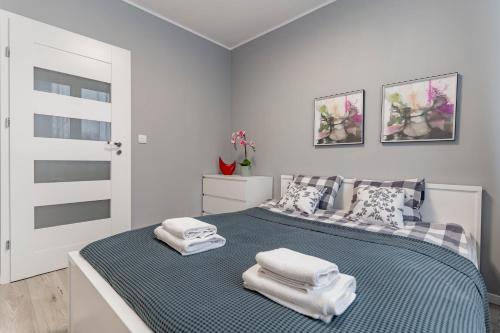 Postel nebo postele na pokoji v ubytování WrocApartments StarCenter - Parking Free