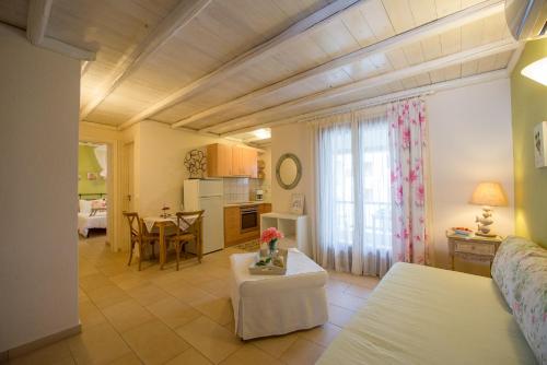 Kuchyň nebo kuchyňský kout v ubytování Traditional Arsanas Apartments