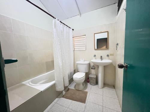 La salle de bains est pourvue de toilettes et d'un lavabo. dans l'établissement El Yaguacil Aparta Hotel, à Jarabacoa