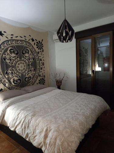 Ένα ή περισσότερα κρεβάτια σε δωμάτιο στο Casa Fleur Casco Antiguo Altea con Piscina privada y Jardin