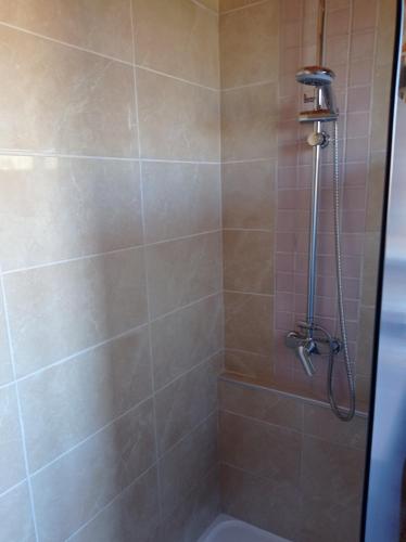 La salle de bains est pourvue d'une douche et d'une baignoire. dans l'établissement Villa NORICA, à Bordezac