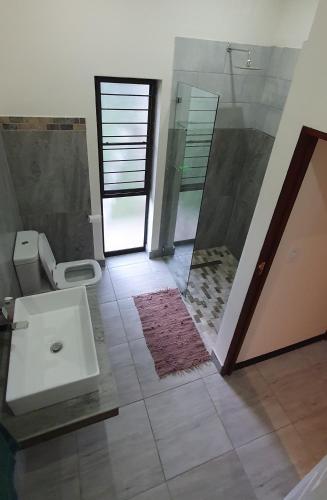 Ένα μπάνιο στο Honeybird self catering Accommodation