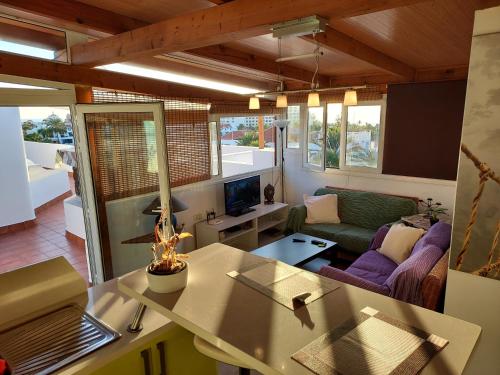 アロナにあるChill out Apartment Tenerifeのリビングルーム(ソファ、テーブル付)