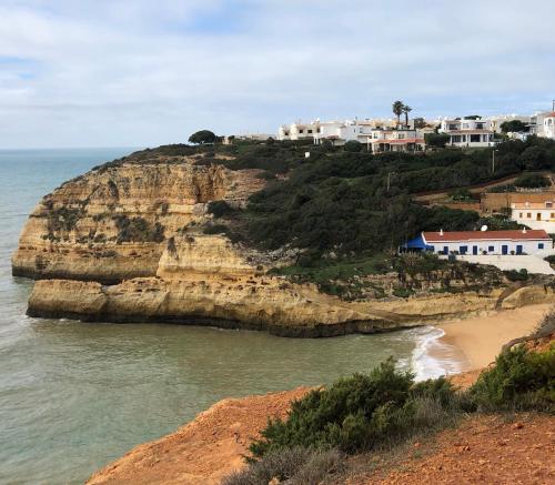 a view of a beach with houses on a cliff at Casa Rosa Azul - Terracos de Benagil (Cliffside) in Benagil
