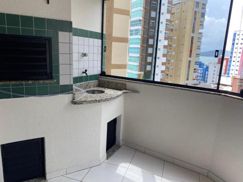 baño con lavabo en una habitación con ventana en LINDO APARTAMENTO EM MEIA PRAIA-1 quadra do mar! Melhor localização!, en Itapema