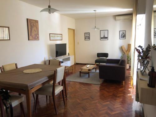 a dining room and living room with a table and chairs at Departamento en Ciudad de Mendoza in Mendoza