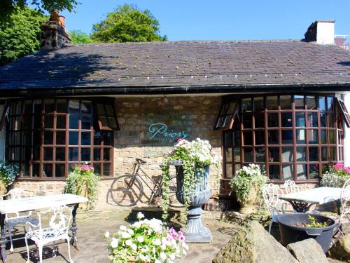 un edificio con una bicicleta estacionada frente a él en The Priory, en Scorton