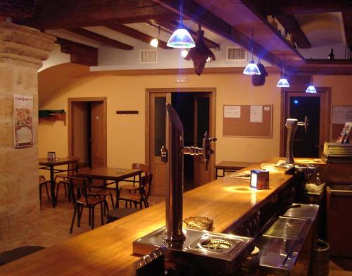 Restoran või mõni muu söögikoht majutusasutuses Hostal La Cerollera