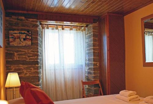 a bedroom with a bed and a window at Aqua Rooms Sarria in Sarria