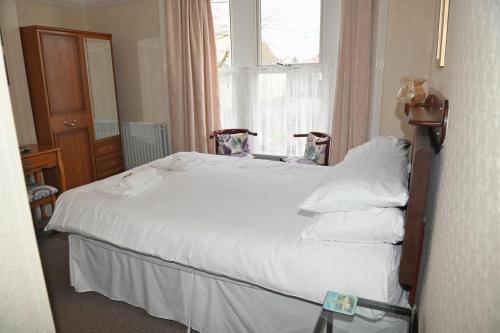 En eller flere senge i et værelse på Brynhyfryd Guest House