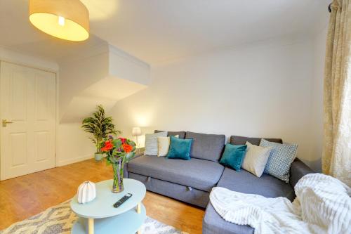 O zonă de relaxare la Modern 2 Bed House Sleeps 6 Southam Town Centre - Inspire Homes Ltd