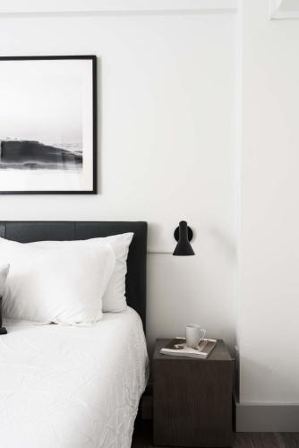FRONTDESK Sleek Studio Apt with Rooftop Deck – Photos 2