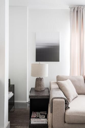 FRONTDESK Sleek Studio Apt with Rooftop Deck – Photos 5