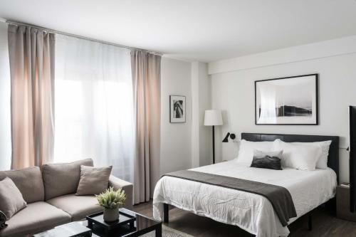 FRONTDESK Sleek Studio Apt with Rooftop Deck – Photos 3