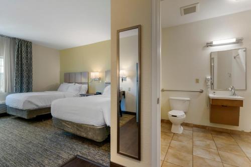 Candlewood Suites Reading, an IHG Hotel tesisinde bir banyo