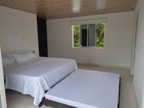 Postel nebo postele na pokoji v ubytování Villas Campestres las Heliconias - Villa Ginger