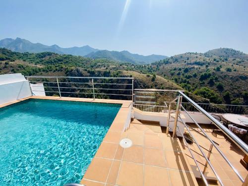 basen na balkonie z górami w tle w obiekcie Casa con increíbles vistas a las montañas y al mar w mieście Frigiliana