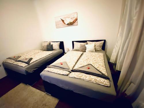 twee bedden naast elkaar in een kamer bij Rover Apartment in Wenen