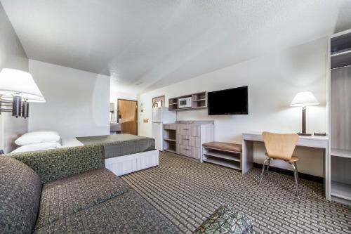 Posezení v ubytování Bearcat Inn and Suites