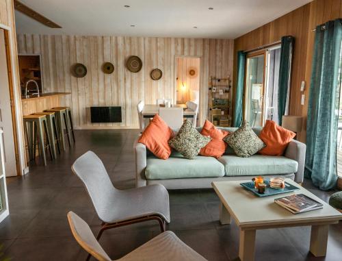 een woonkamer met een bank en een tafel bij La Villa Albatros in Lège