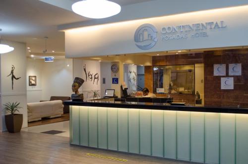 ポサーダスにあるHotel Continentalの受付カウンターのある病院のロビー