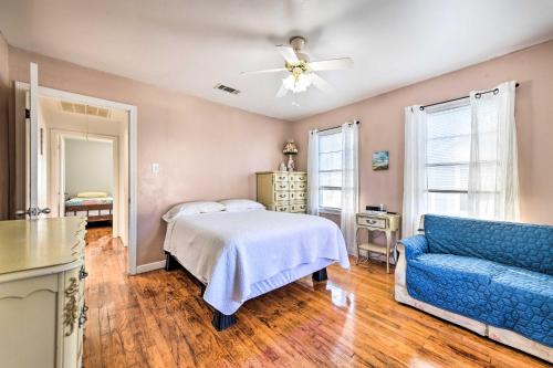 una camera da letto con un letto e un divano blu di Yard with BBQ Pit Getaway Near Dtwn Temple! a Temple