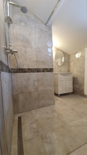 a large bathroom with a shower and a sink at Bran Hill in Bran