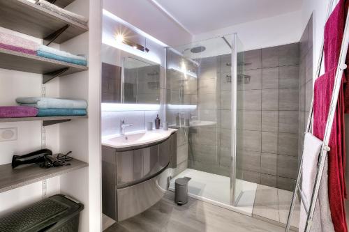 a bathroom with a sink and a shower at Le Sun-Beach - Spacieux 3 pièces avec parking à 400 m des plages de Juan-les-Pins in Juan-les-Pins