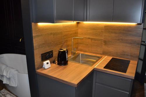 A kitchen or kitchenette at Central Gate apartment