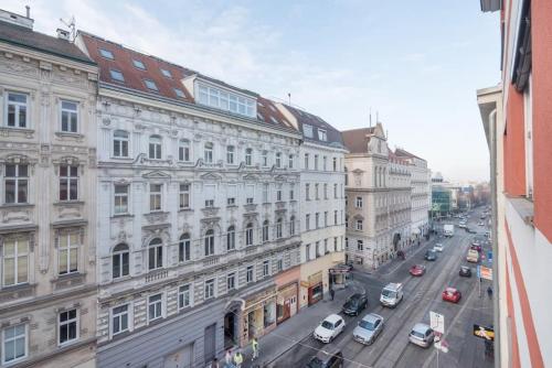 vistas a una calle de la ciudad con coches y edificios en Dream of Belvedere, en Viena