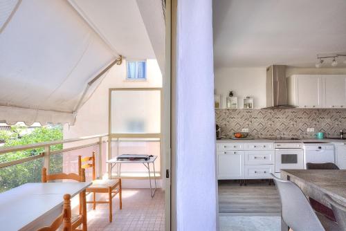 a kitchen and dining room with a table and chairs at Le Sun-Beach - Spacieux 3 pièces avec parking à 400 m des plages de Juan-les-Pins in Juan-les-Pins