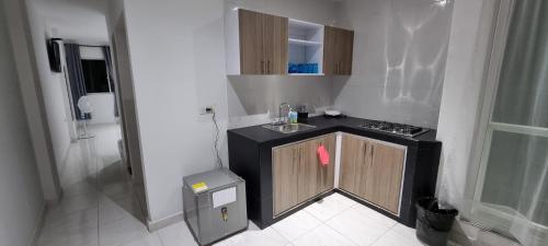 een kleine keuken met een wastafel en een aanrecht bij Apartaestudio acogedor cerca al Estadio Metropolitano in Barranquilla