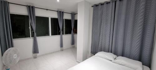 A bed or beds in a room at Apartaestudio acogedor cerca al Estadio Metropolitano